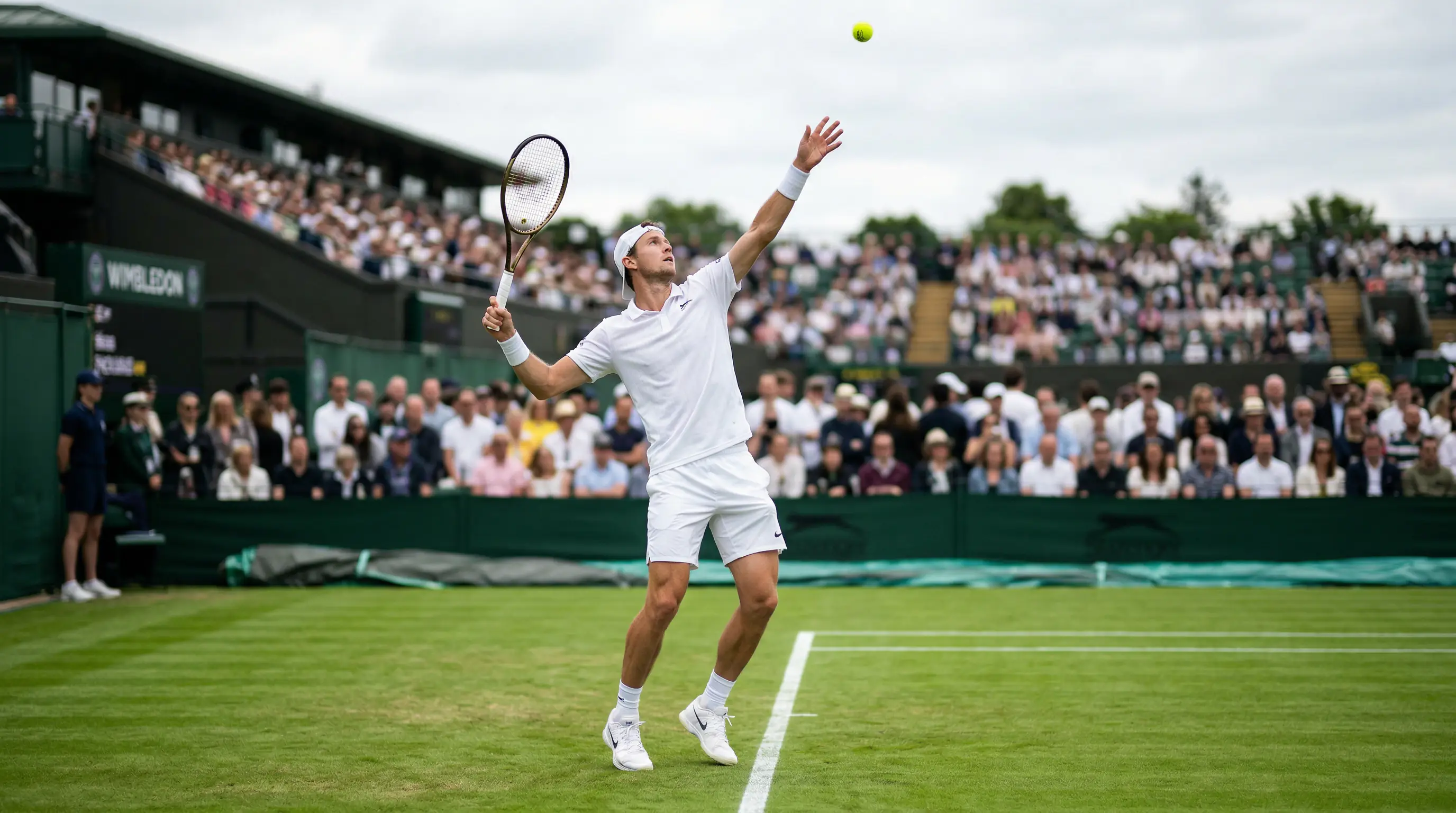Tennisspieler beim Aufschlag auf gepflegtem Rasenplatz – Rasen Wetten Strategie
