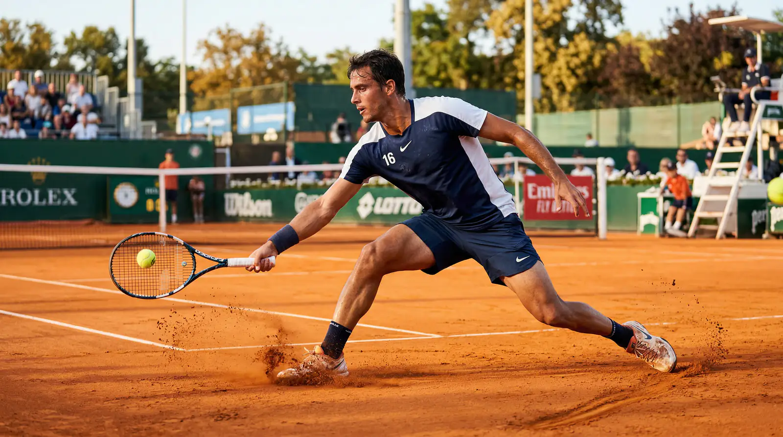 Tennisspieler rutscht auf orangefarbenem Sandplatz zum Ball – Sandplatz Wetten
