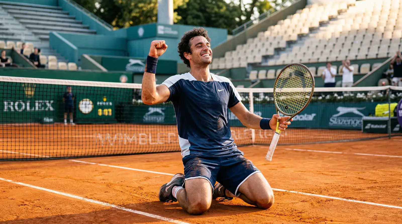 Tennisspieler jubelt nach Sieg auf Sandplatz – Außenseiter Wetten im Tennis