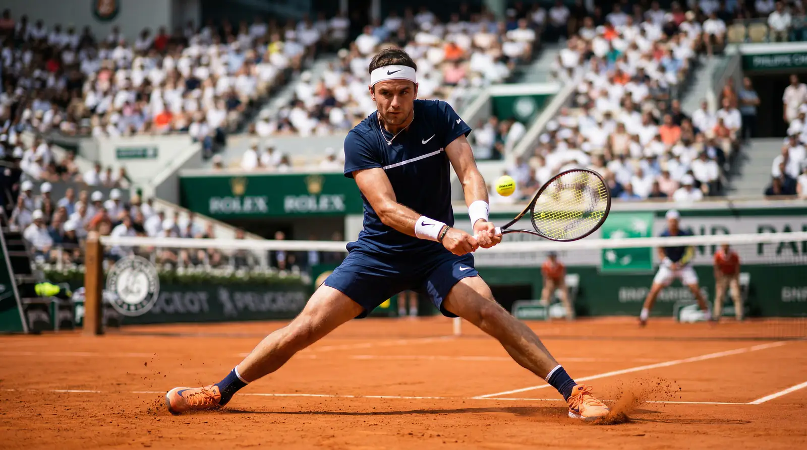 Tennisspieler beim Return auf Sandplatz – Break Wetten Strategie im Tennis