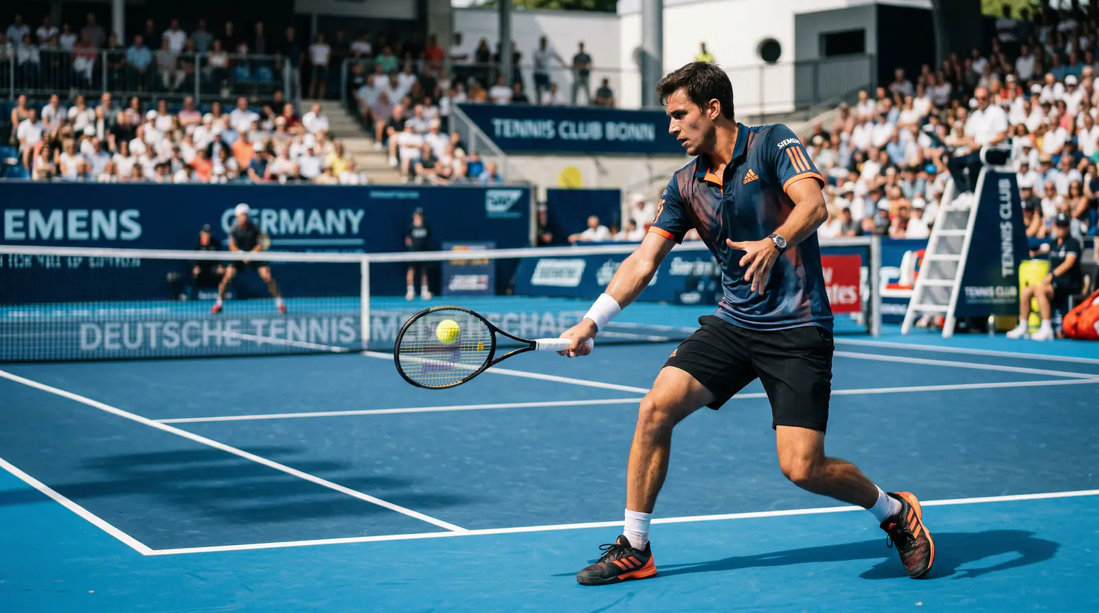 Tennisspieler beim Return auf Hartplatz – Favoritenwetten im Tennis