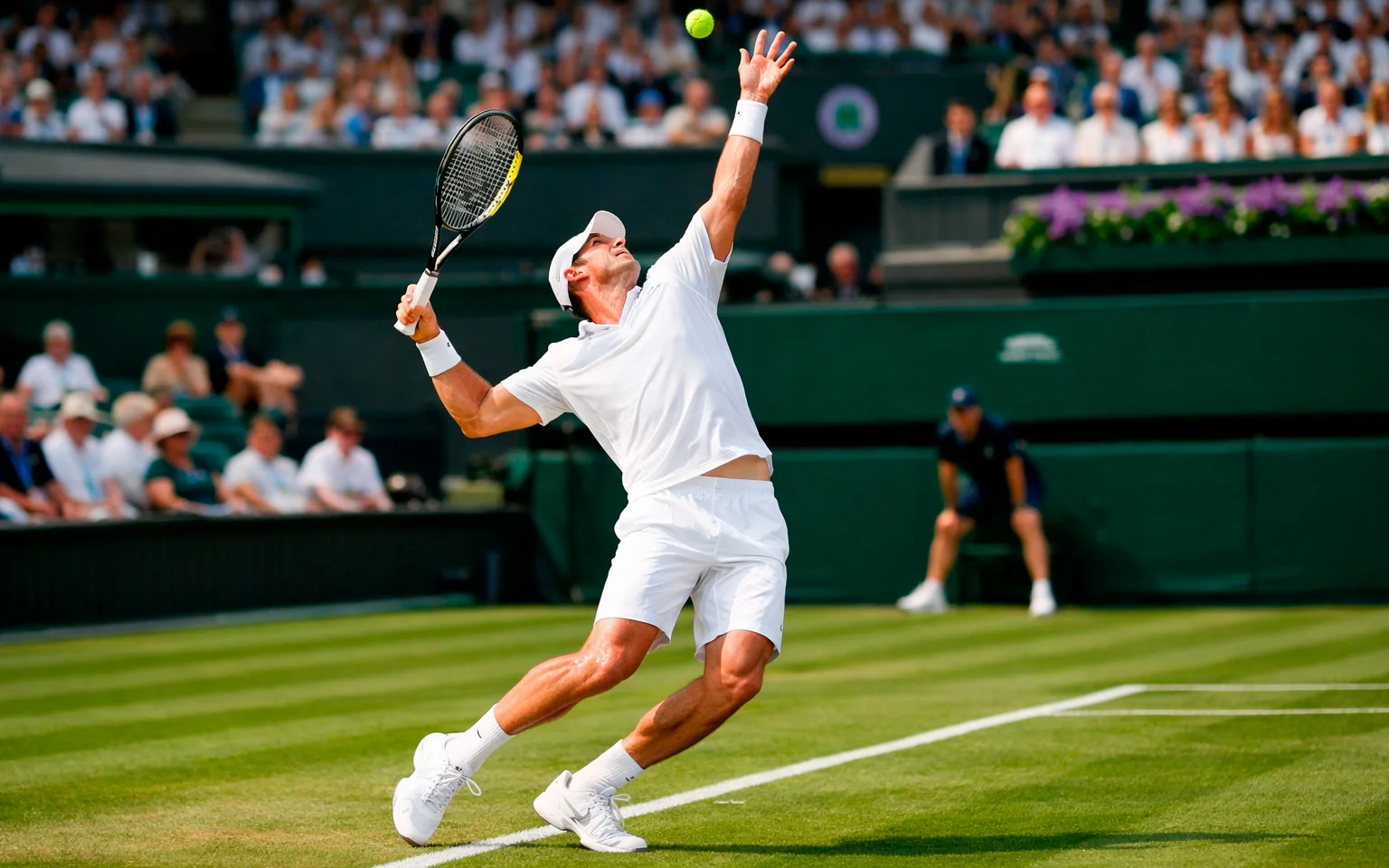 Tennisspieler serviert auf grünem Rasenplatz