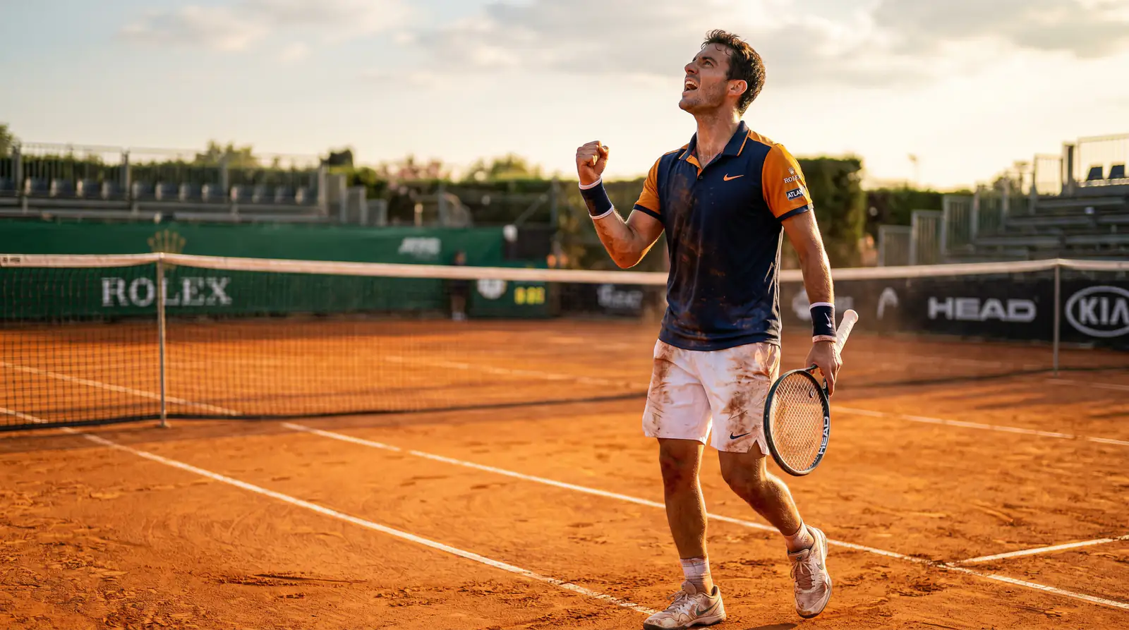 Tennisspieler feiert Satzgewinn auf Sandplatz – Strategie für Satzwetten