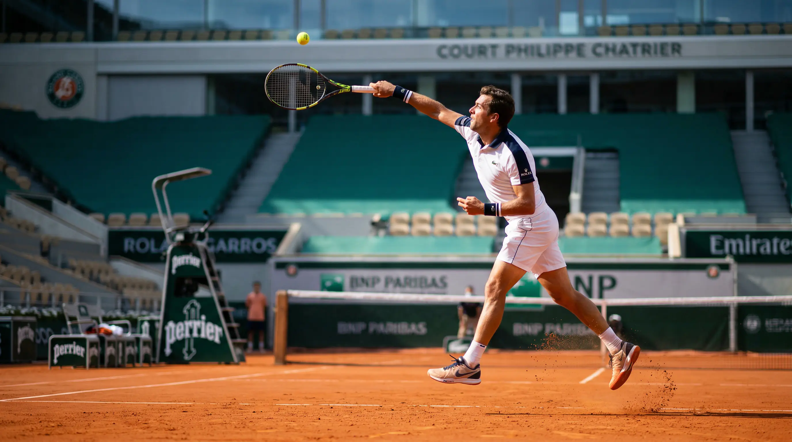 Tennisspieler beim Aufschlag auf Sandplatz – Überblick über Tennis Wettarten