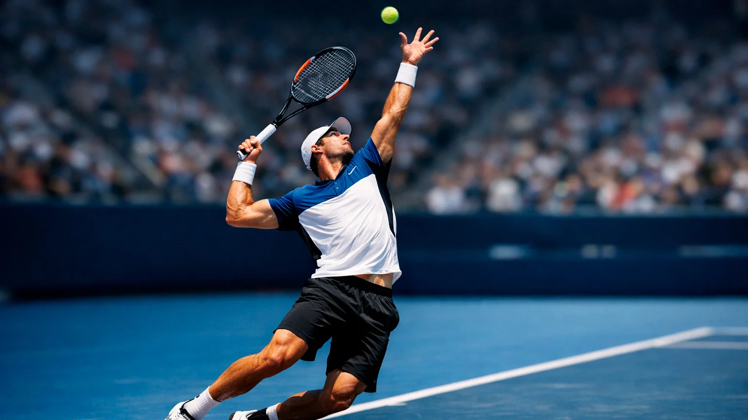 Tennisspieler schlägt kraftvoll auf einem professionellen Platz